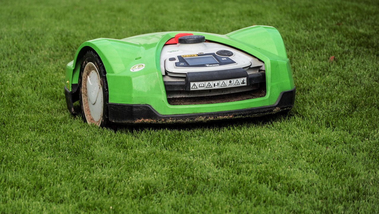 Automatisch snoeisysteem onderhoudt kleine stadstuin.