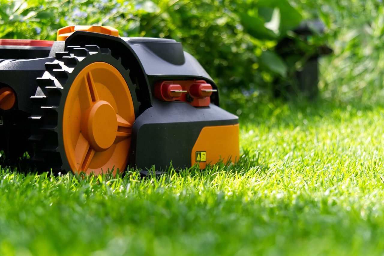 Slimme irrigatiesysteem besproeit stadstuinhuisje planten.