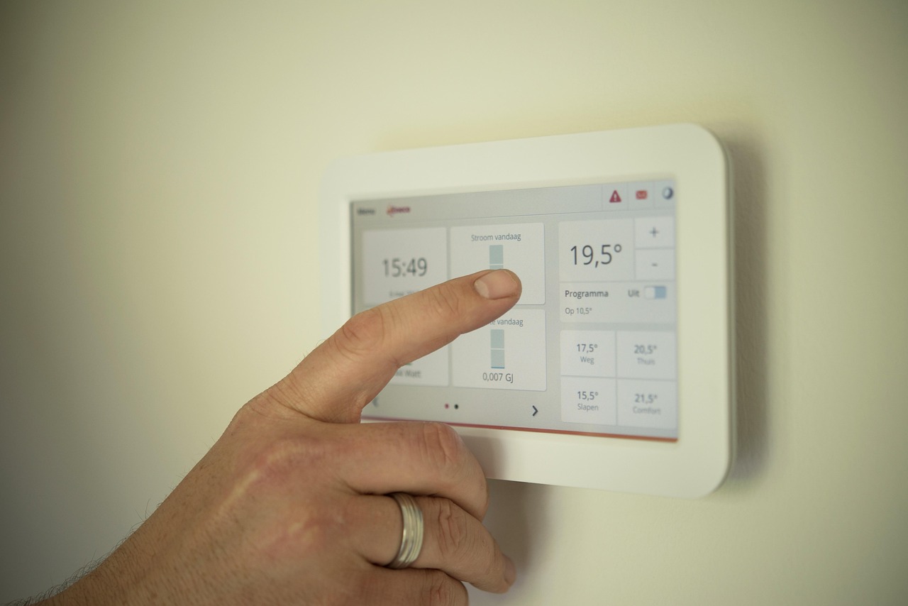 Kabelmanagementsysteem naast een smart home-setup.