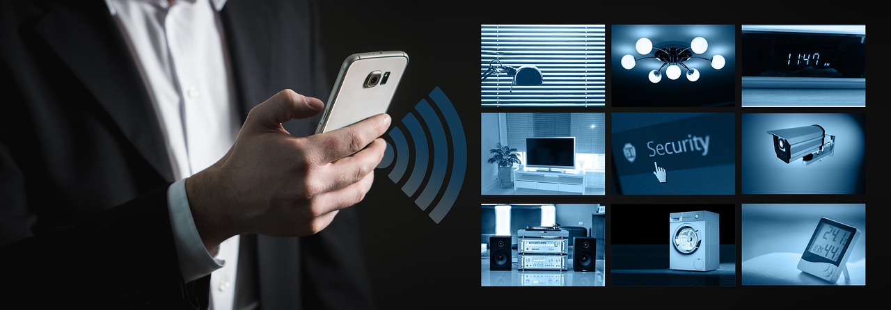 Slimme verlichting schakelt automatisch in huiskamer. Slimme verlichting schakelt automatisch in huiskamer.