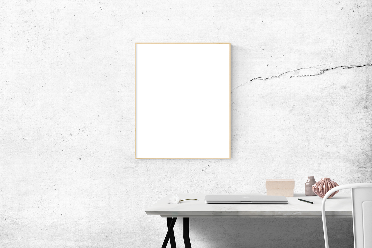 Minimalistische kamer met onregelmatig aardewerk decor. Minimalistische kamer met onregelmatig aardewerk decor.