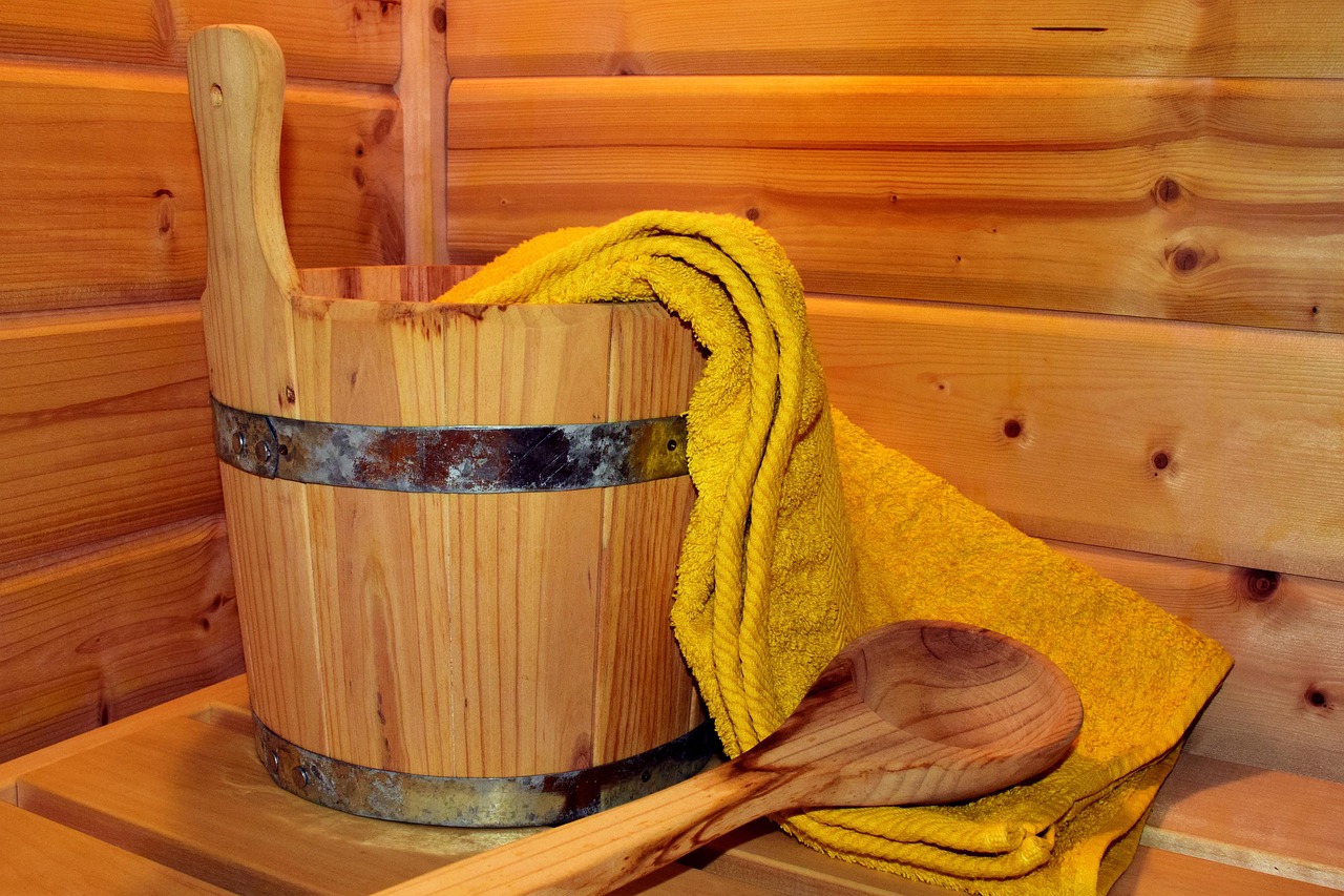 Compacte thuisinfraroodsauna met houten interieur.