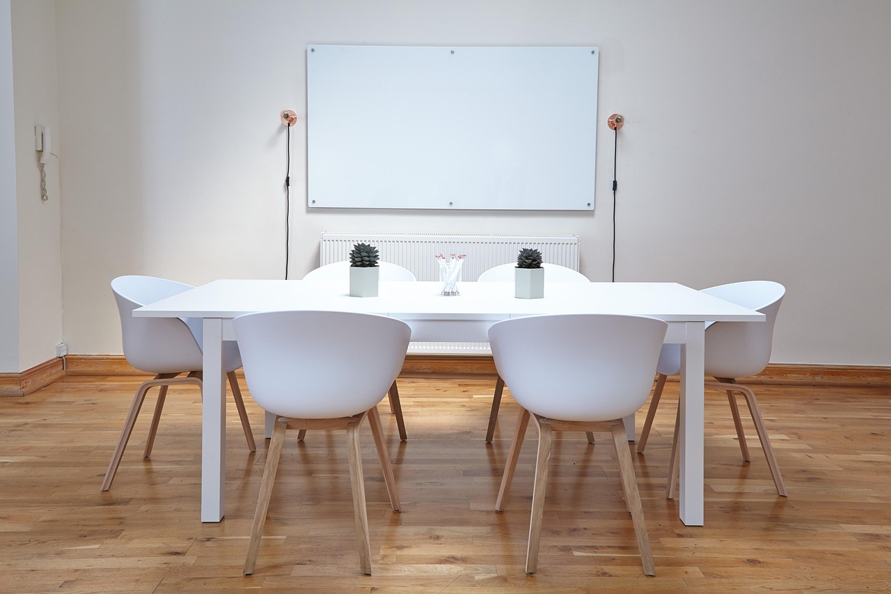 Eenvoudige witte tafel met glad oppervlak. Eenvoudige witte tafel met glad oppervlak.