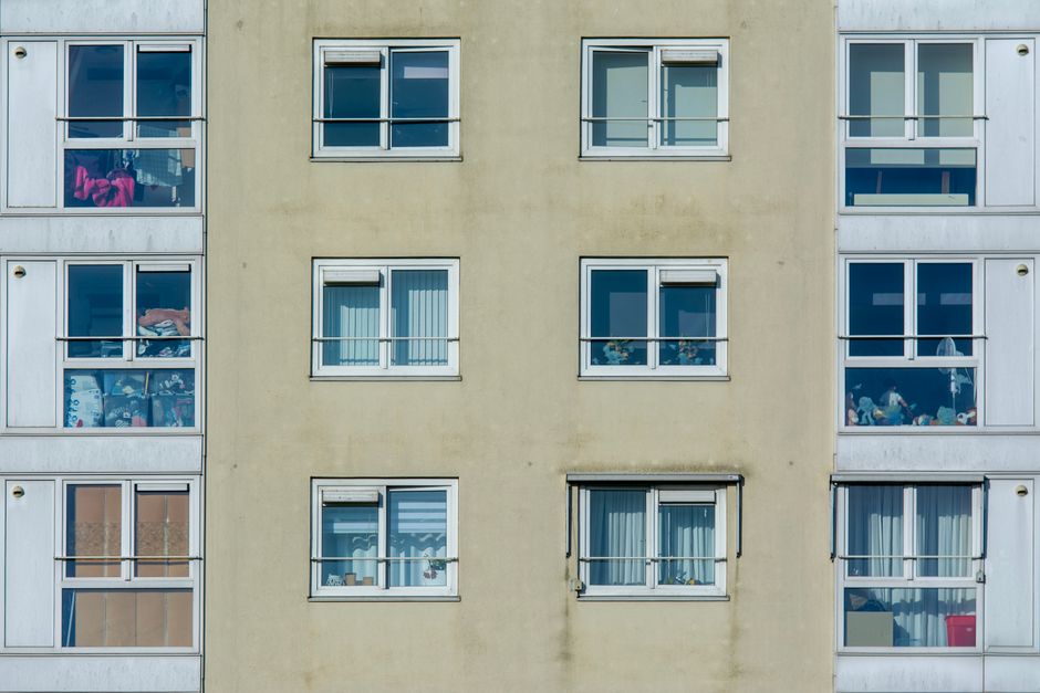 Dubbele glaspanelen geïnstalleerd in een moderne woonkamer. Dubbele glaspanelen geïnstalleerd in een moderne woonkamer.