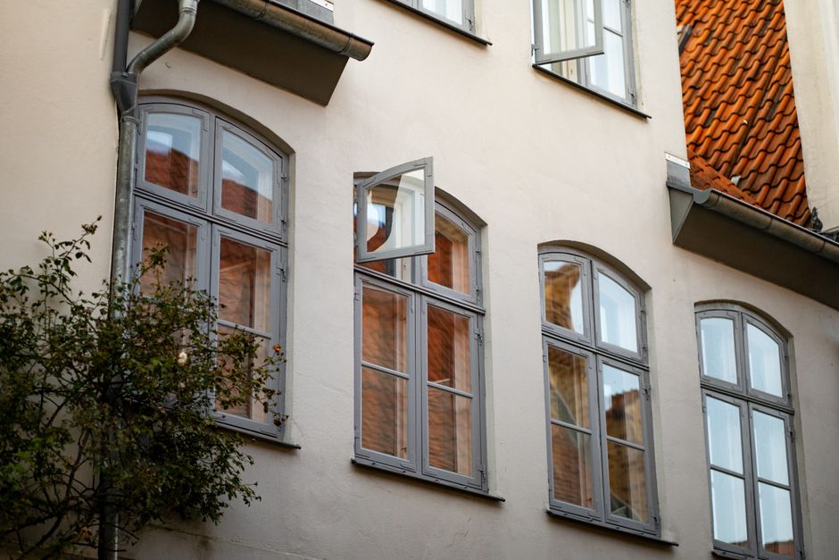 Besparing energiekosten door gebruik dubbele glaspanelen. Besparing energiekosten door gebruik dubbele glaspanelen.