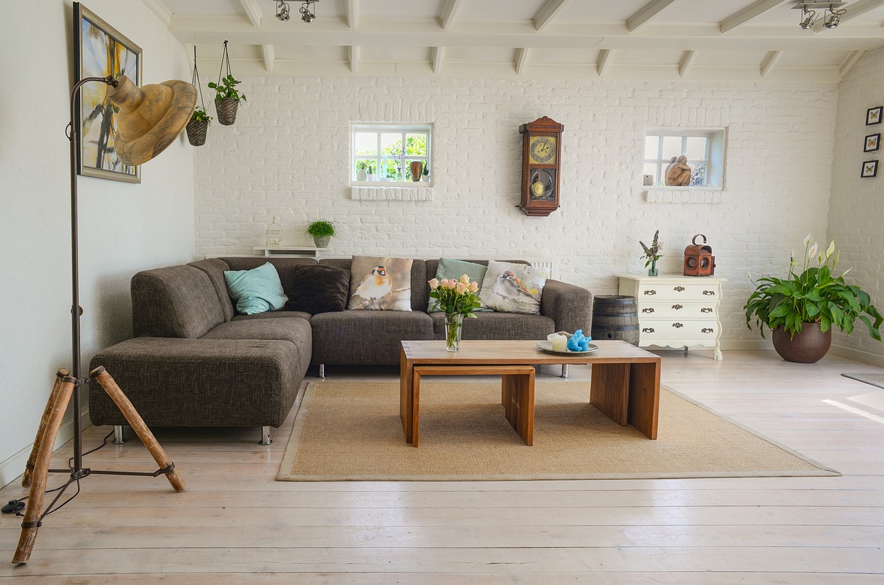 Minimalistische woonkamer met canvas en natuuraccenten. Minimalistische woonkamer met canvas en natuuraccenten.