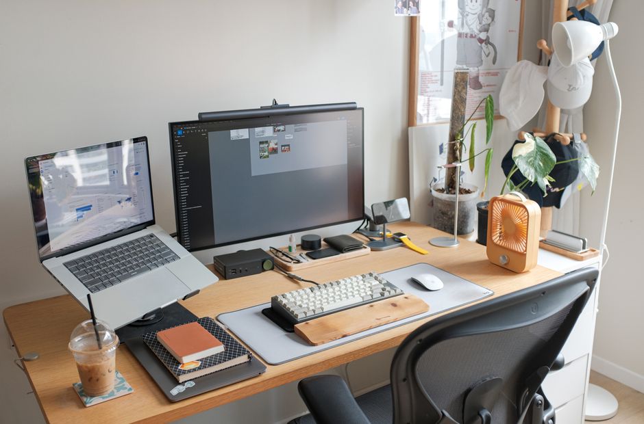 Minimalistische thuiswerkplek met moderne technologieën. Minimalistische thuiswerkplek met moderne technologieën.