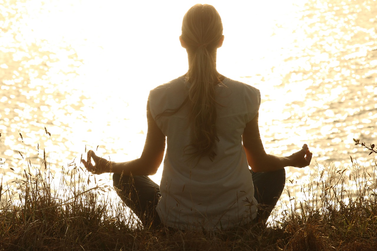 Rustige dakterras met meditatiekussens en kaarsen.