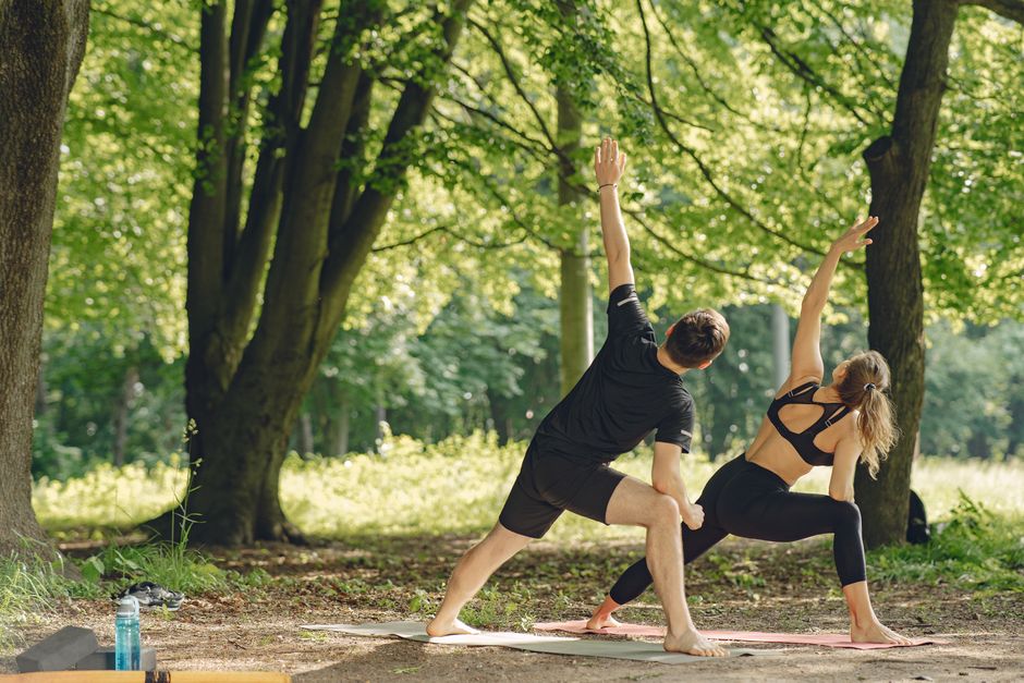 Kleine patio ingericht als serene yoga oase.