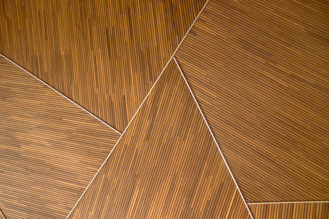 Minimalistisch Scandinavisch keukendesign met hout en wit. Minimalistisch Scandinavisch keukendesign met hout en wit.