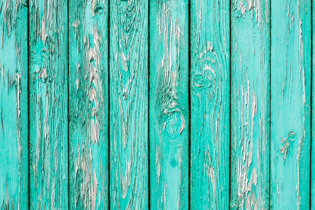 Turquoise bloemenvaas op houten bijzettafel. Turquoise bloemenvaas op houten bijzettafel.