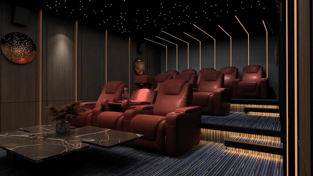 Donkergrijze verduisterende gordijnen in home cinema.