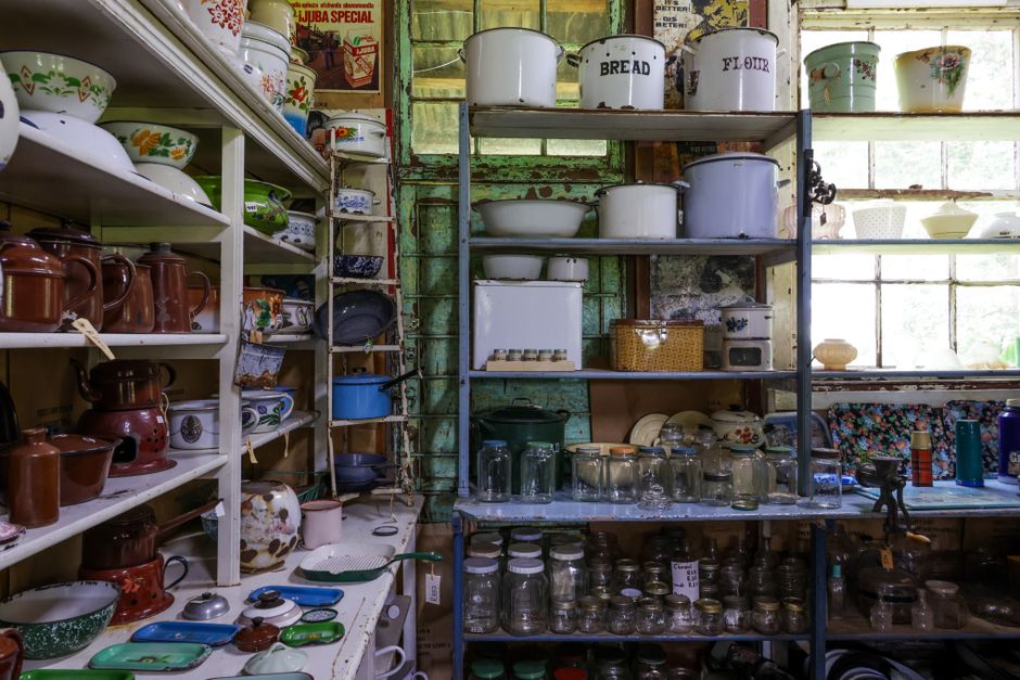 Gezellige keukenhoek met brocante opslagdozen