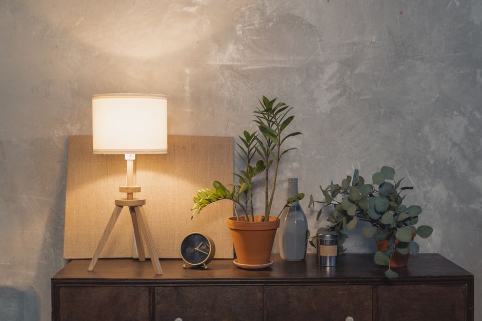 Eucalyptuskaarsen brandend op een houten tafel. Eucalyptuskaarsen brandend op een houten tafel.