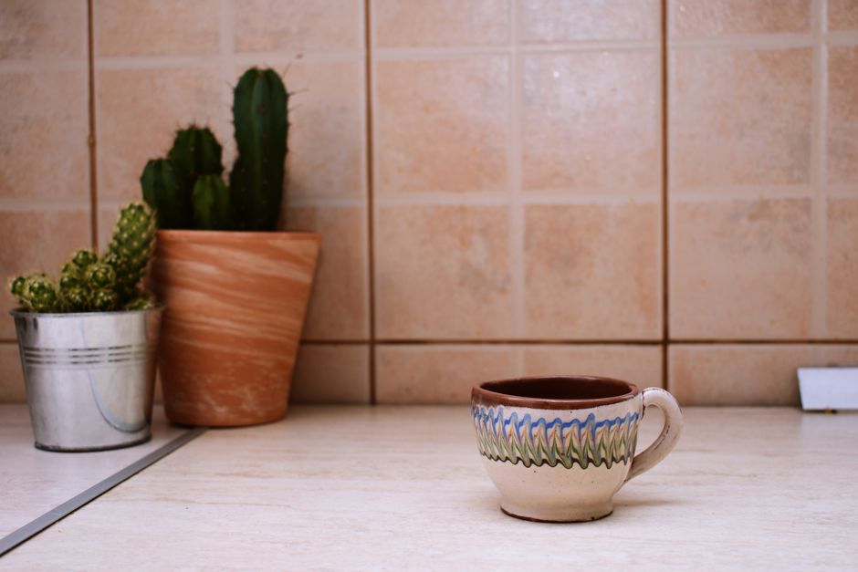 Terracotta potten op een rustieke keukentafel. Terracotta potten op een rustieke keukentafel.
