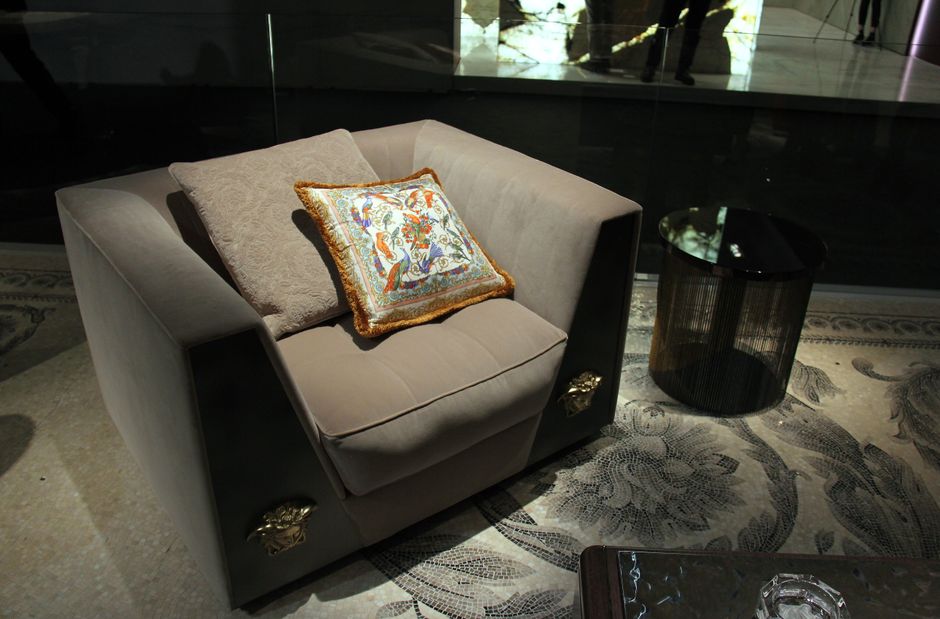 Neochroom tafel met futuristische glans in woonkamer. Neochroom tafel met futuristische glans in woonkamer.