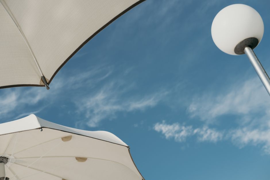 Moderne parasol met automatische openingsfunctie. Moderne parasol met automatische openingsfunctie.
