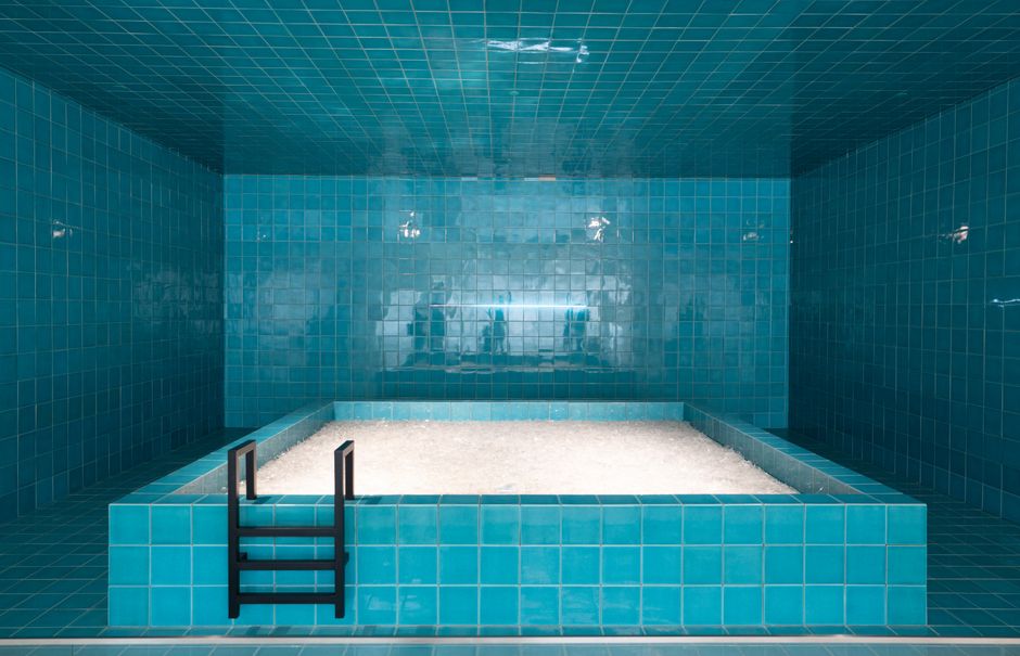 Badkamer met trendy aqua tegels en accenten.