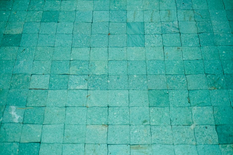 Rustgevende badkamer met aqua accentmeubelen.