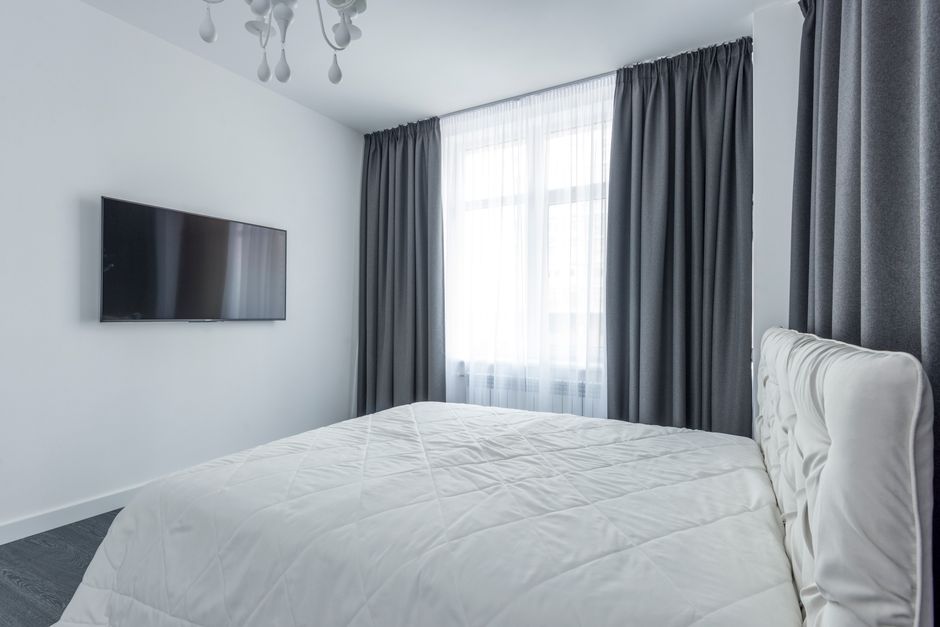 Parelwitte gordijnen stralen helderheid uit in woonkamer. Parelwitte gordijnen stralen helderheid uit in woonkamer.