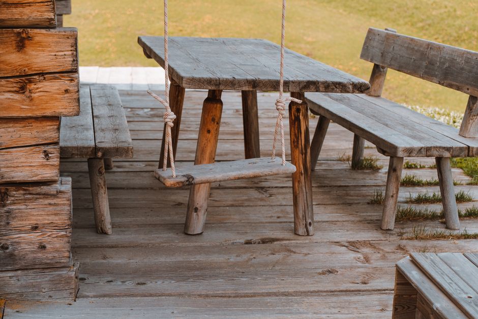 Japanse tuinlantaarn met mos, wabi-sabi zomer sfeer. Japanse tuinlantaarn met mos, wabi-sabi zomer sfeer.