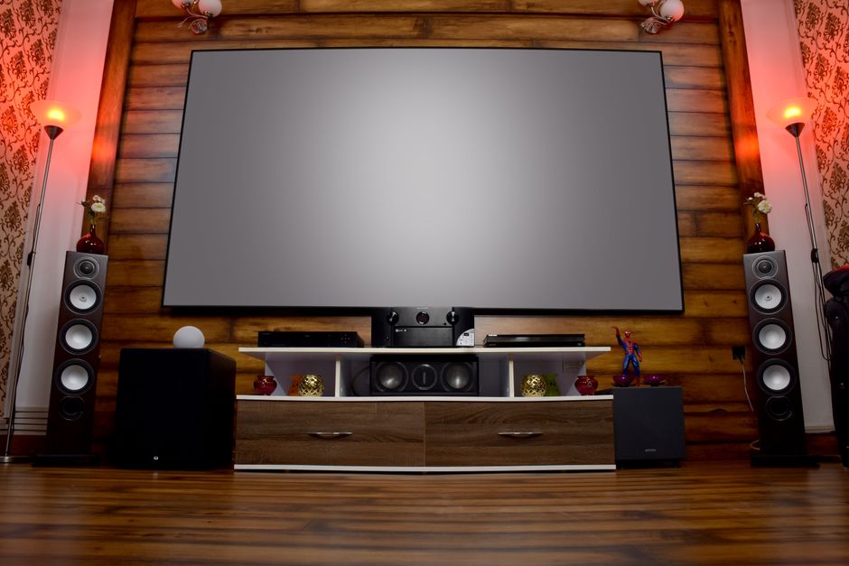 Grote projector en scherm voor filmavonden thuis.
