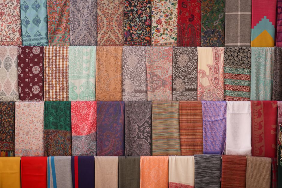 DIY wanddecoratie met kleurrijke paisley motieven. DIY wanddecoratie met kleurrijke paisley motieven.