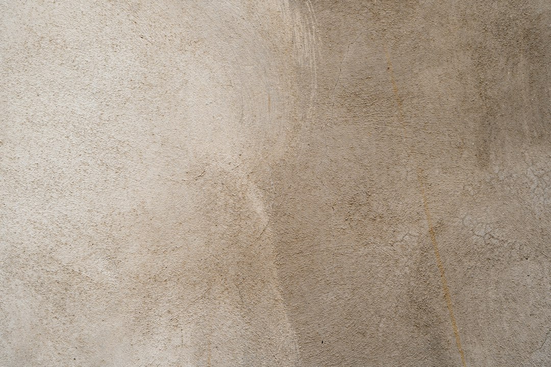 Natuurlijke schapenvacht op herfstkleurige muur. Natuurlijke schapenvacht op herfstkleurige muur.