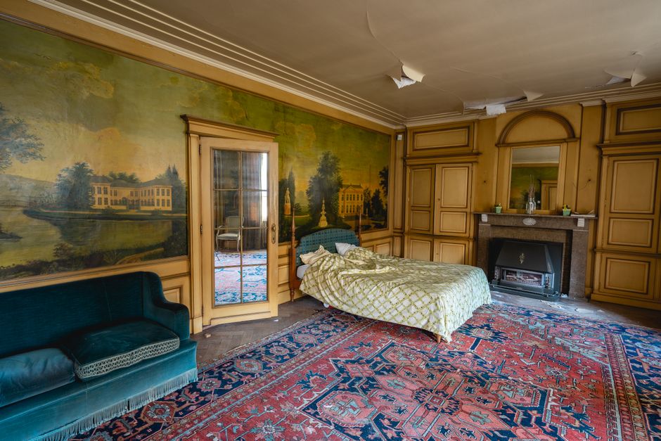 Indrukwekkend landschapsfotobehang siert de woonkamerwand.