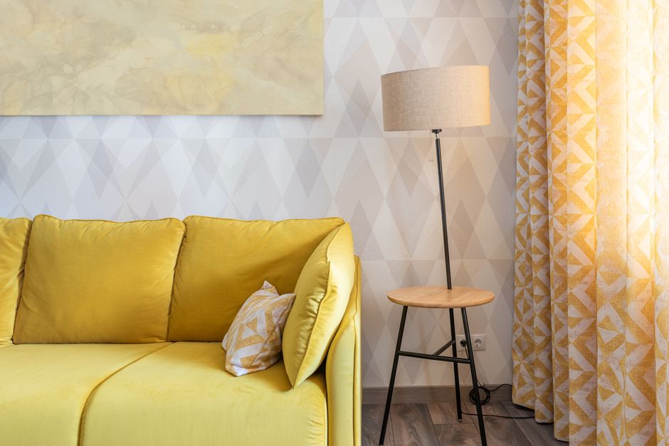 Okergele gordijnen in een gezellig herfstinterieur. Okergele gordijnen in een gezellig herfstinterieur.