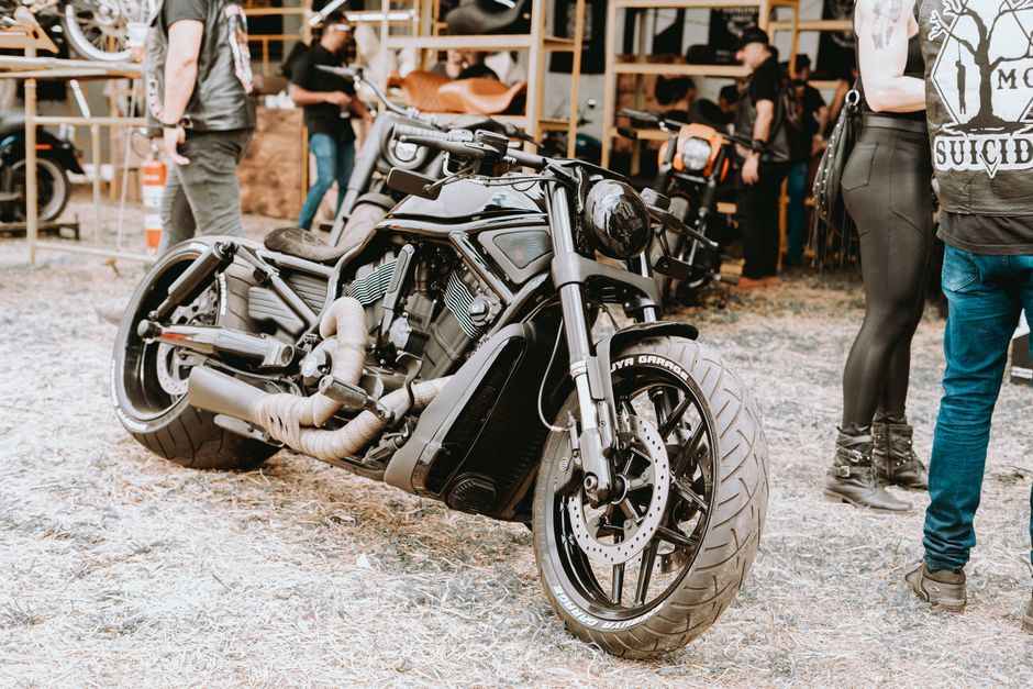 Vintage racemotor op retro Motorbeurs 2026 poster.