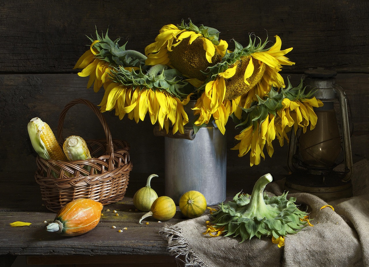 Natuurlijke tinten in herfstinterieur met resthout. Natuurlijke tinten in herfstinterieur met resthout.