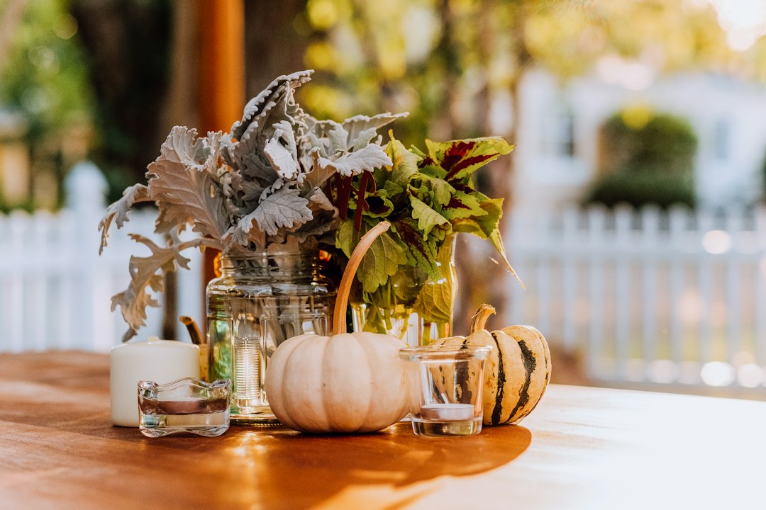 Stapels resthout voor herfstdecoratieprojecten. Stapels resthout voor herfstdecoratieprojecten.