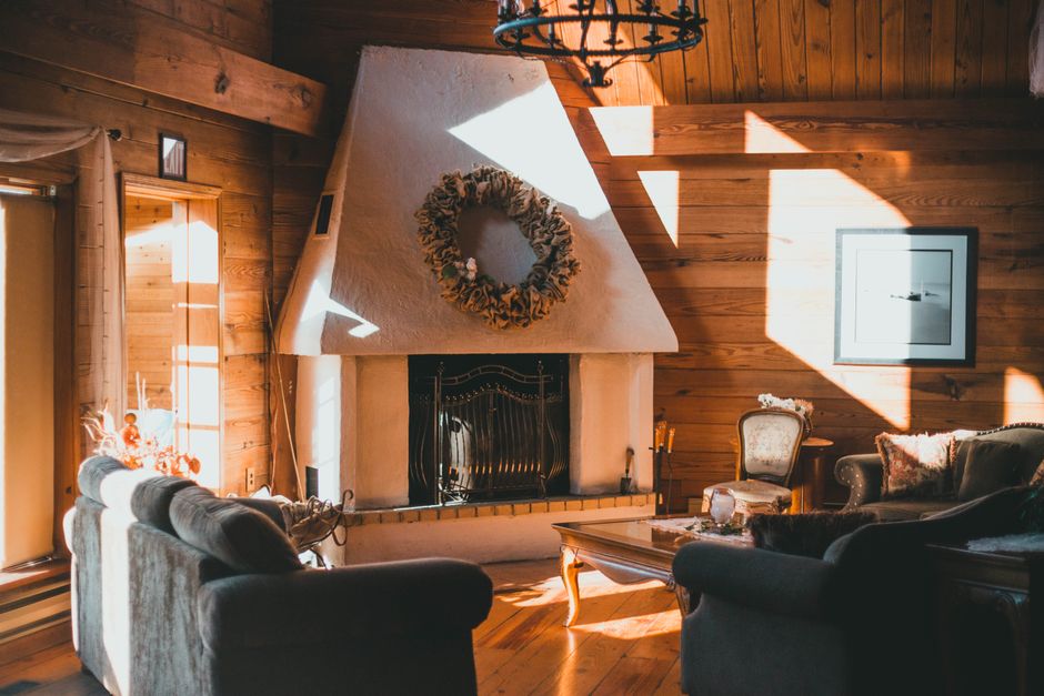 Gezellige woonkamer met winterse textuur in kussens.